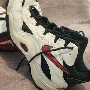 Vintage Nike Air Court Mid White Red Sneaker 630295 101